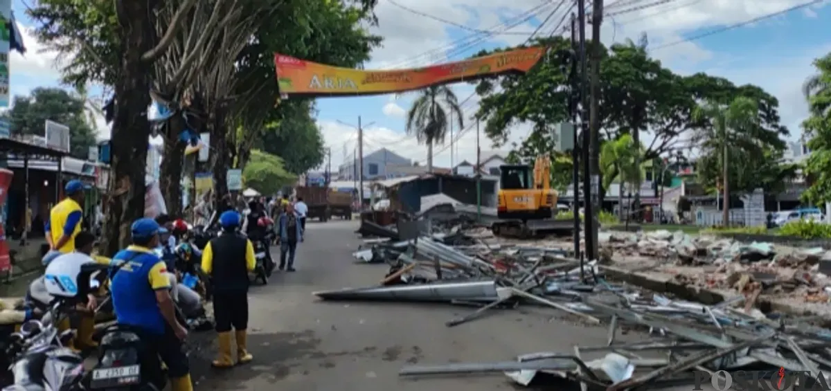 Suasana pembongkaran puluhan kios di lahan RTH Taman Sari. (Sumber: Poskota/Rahmat Haryono)
