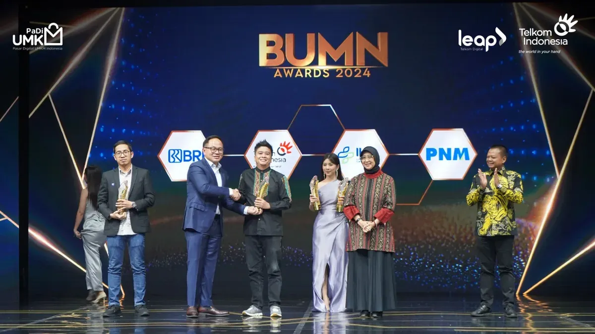 EO PaDi UMKM, Jimmy Kharisma (Ketiga dari Kiri) menerima penghargaan yang diserahkan Wakil Menteri BUMN RI Kartika Wirjoatmodjo (Kedua dari Kiri) di BUMN Awards 2024 di Jakarta Concert Hall, iNews Tower, Jakarta Pusat. (Sumber: Dok. Telkom Indonesia)