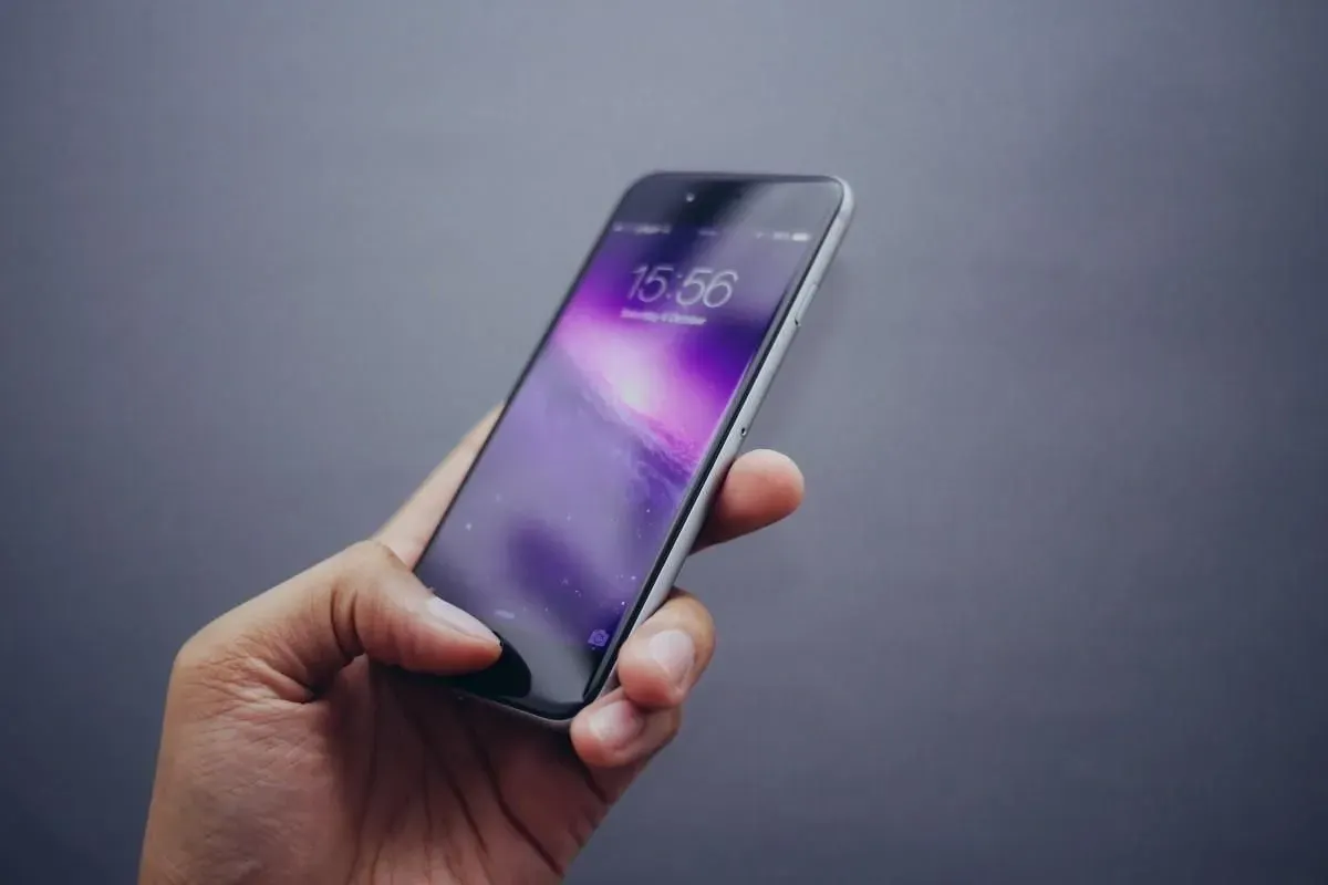 Ilustrasi, cara menjaga daya tahan baterai iPhone tetap awet saat perjalanan jauh. (Sumber: PxHere)