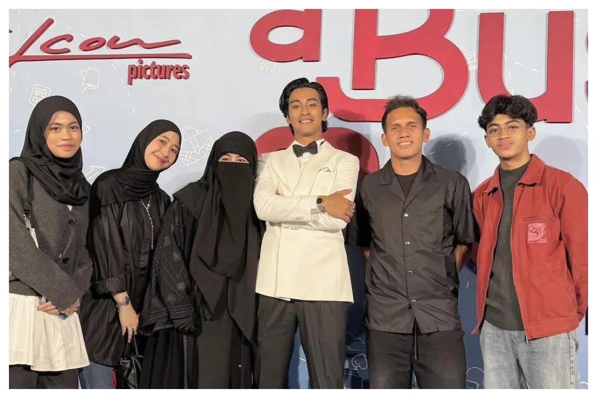 Umi Pipik dan Abidzar Al Ghifari berfoto bersama keluarga. (Sumber: Instagram/@_ummi_pipik_)