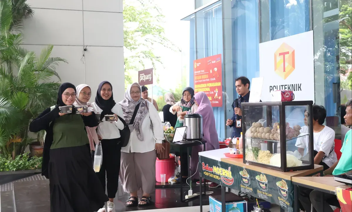 Para pekerja dan mahasiswa yang beraktivitas di gedung Tempo Inti Media Tbk menikmati sajian kuliner dari UMKM binaan PLN UID Jakarta Raya. (Sumber: Dok. PLN UID Jakarta Raya)