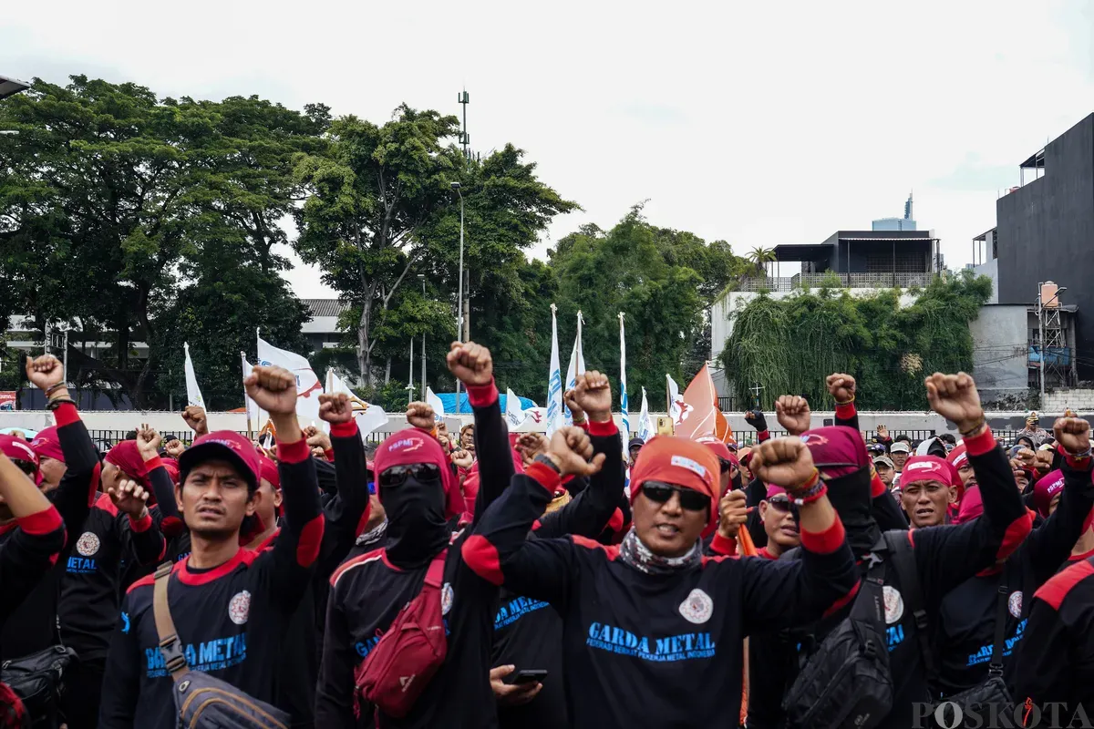 Sejumlah buruh berunjuk rasa dengan menampilkan teatrikal pencak silat di depan kompleks Parlemen, Senayan, Jakarta Pusat, Kamis, 6 Februari 2025. (Sumber: Poskota/Bilal Nugraha Ginanjar)