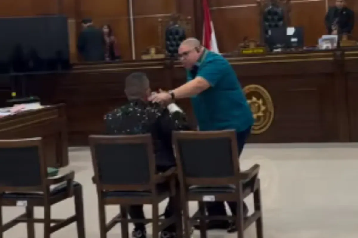 Momen Razman Arif Nasution menghampiri dan menyerang Hotman Paris di persidangan kasus pencemaran nama baik. (Sumber: Instagram/@hotmanparisofficial)