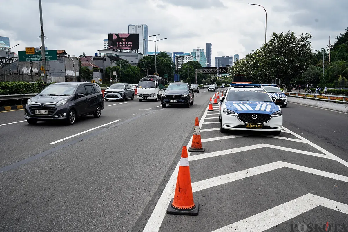 Sejumlah kendaraan melintasi Jalan Tol Lingkar Dalam Jakarta, Kamis, 6 Februari 2025. (Sumber: Poskota/Bilal Nugraha Ginanjar)
