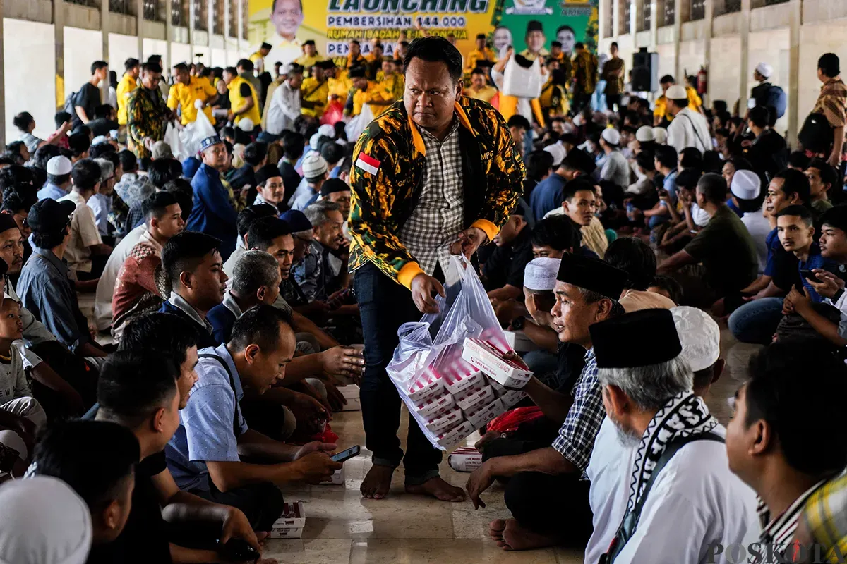 Petugas membagikan makanan berupa nasi box secara gratis kepada sejumlah warga seusai melaksanakan ibadah shalat Jumat di Masjid Istiqlal, Jakarta, Jumat, 7 Februari 2025. (Sumber: Poskota/Bilal Nugraha Ginanjar)