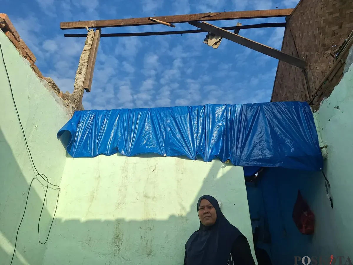 Iip Fajriyati saat berada di ruang depan rumahnya yang kosong melompong setelah atap runtuh tersapu puting beliung, di Desa Sumber Jaya, Kecamatan Tambun Selatan, Kabupaten Bekasi, Jumat, 7 Februari 2025. (Sumber: Poskota/Ihsan Fahmi)