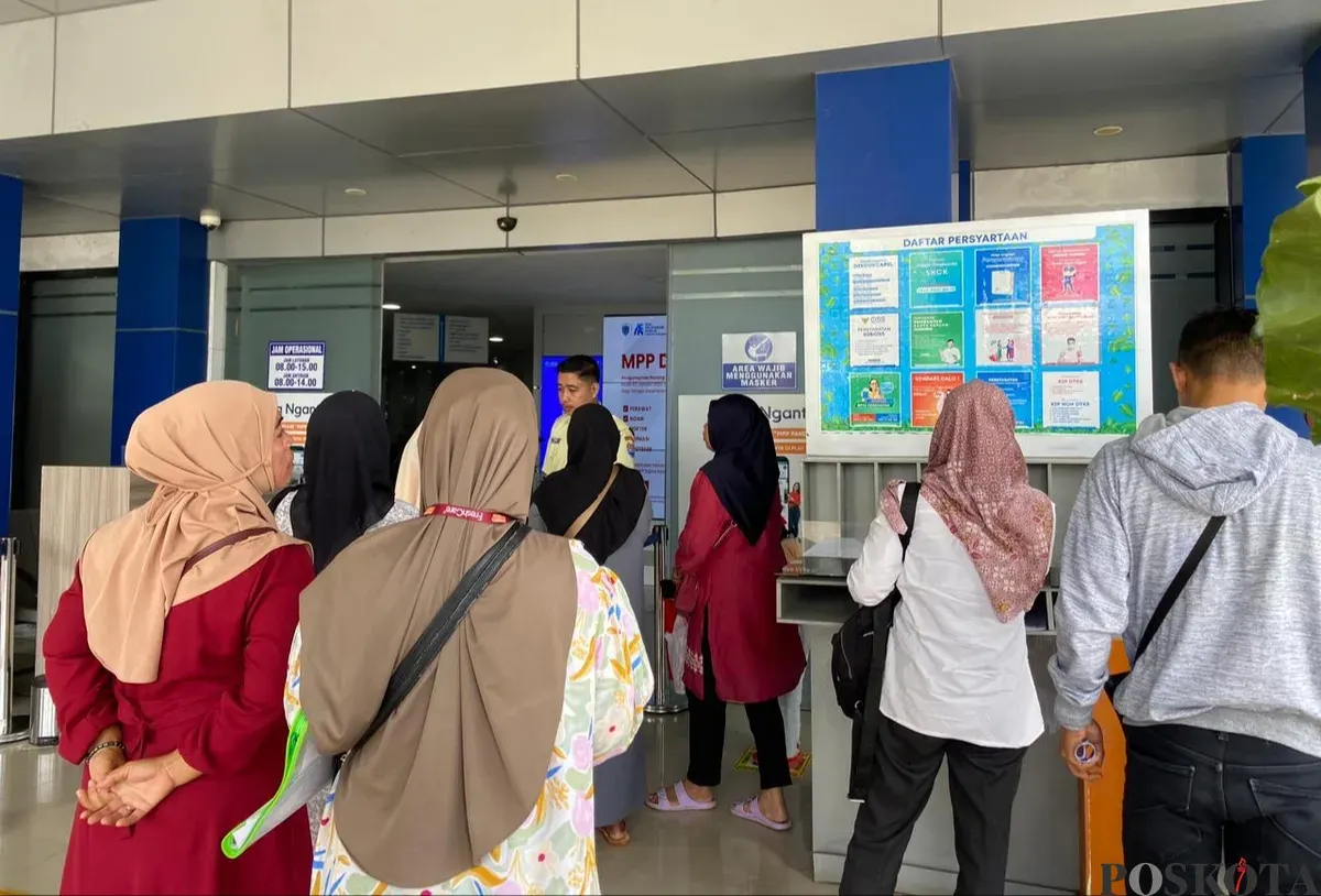 Ratusan pemohon NIB saat menunggu antrean di Kantor MPP DPMPTSP Pandeglang. (Sumber: Poskota/Samsul Fatoni)