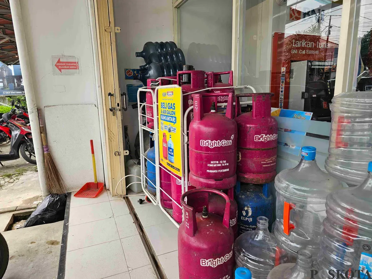 Stok gas LPG 12 kg kosong pada salah satu minimarket di Kecamatan Tigaraksa, Tangerang. (Sumber: Poskota/Veronica Prasetio)
