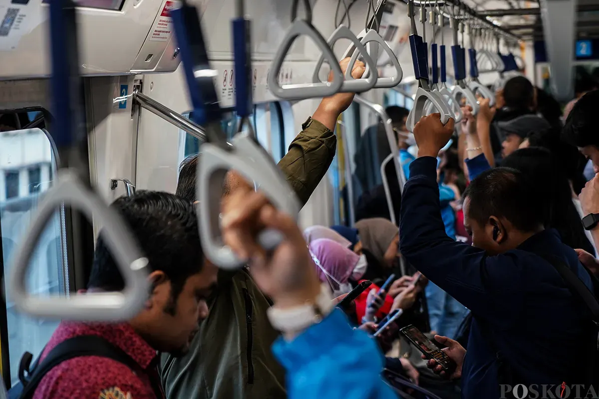 Sejumlah penumpang menaiki kereta moda raya terpadu (MRT) Jakarta di Stasiun Senayan Mastercard dan Stasiun Cipete Tuku, Jakarta, Jumat, 7 Februari 2025. (Sumber: Poskota/Bilal Nugraha Ginanjar)