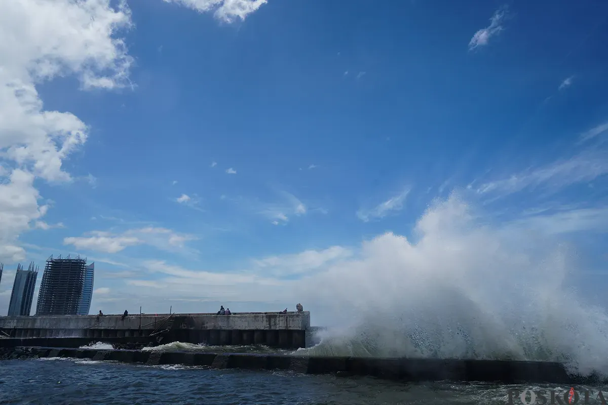 Warga beraktifitas di tanggul laut raksasa Dermaga Muara Baru, Penjaringan, Jakarta Utara, Rabu, 5 Februari 2025. (Sumber: Poskota/Bilal Nugraha Ginanjar)
