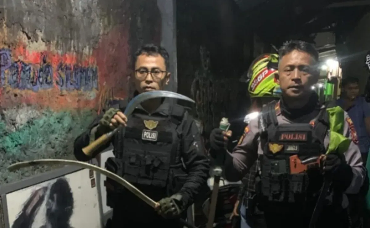 Tim Patroli Perintis Presisi Polres Metro Depok, pimpinan Ipda Tulus memperlihatkan sejumlah senjata tajam celurit, di wilayah Sukmajaya, yang digunakan tawuran Sabtu 8 Februari 2025, subuh. (Sumber: Dok. Presisi Polres Metro Depok)