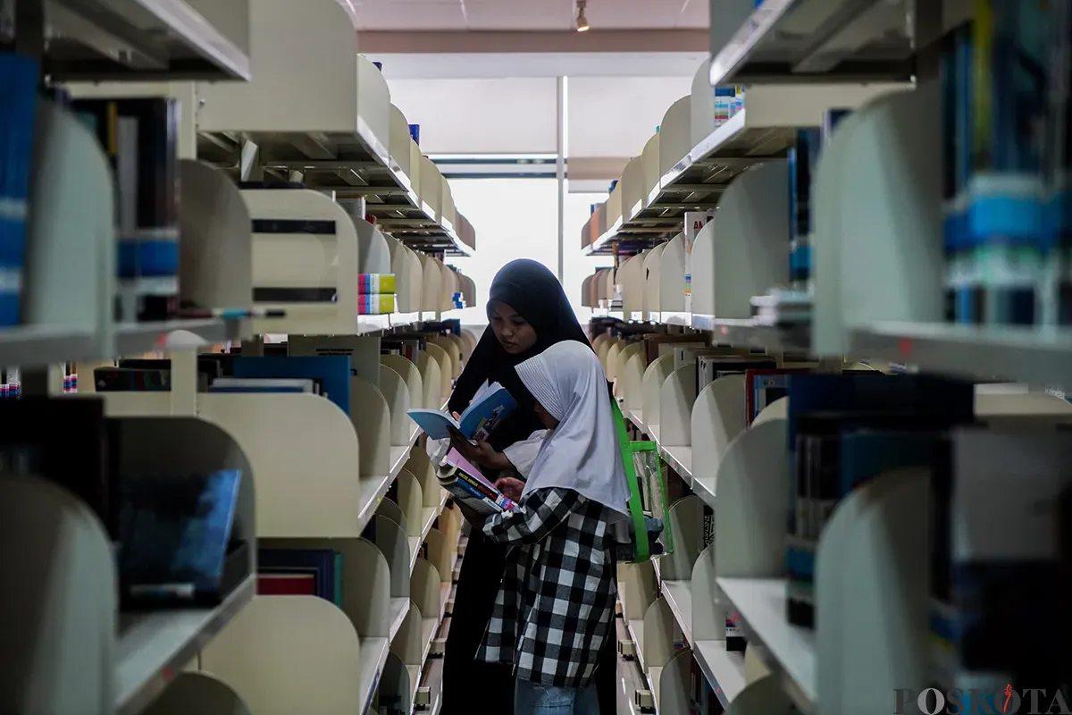 Sejumlah pengunjung yang didominasi kaum pelajar dan mahasiswa menikmati buku yang dibacanya di Perpustakaan Nasional (Perpusnas), Jakarta, Sabtu, 8 Februari 2025. (Sumber: Poskota/Bilal Nugraha Ginanjar)