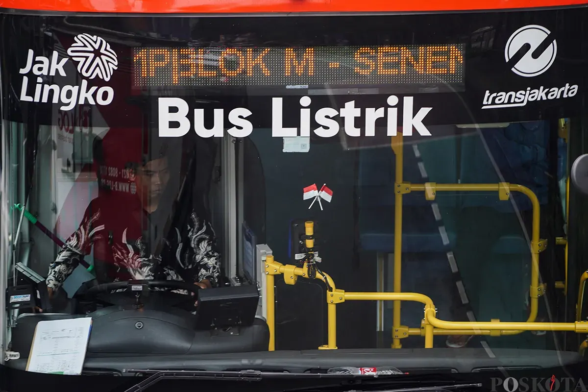 Bus Transjakarta, baik yang menggunakan sumber energi tenaga listrik (Bus Listrik) maupun Bahan Bakar Minyak (BBM) saat melintasi jalur khusus lintasan di kawasan Halte Dukuh Atas, Jakarta, Sabtu, 8 Februari 2025. (Sumber: Poskota/Bilal Nugraha Ginanjar)