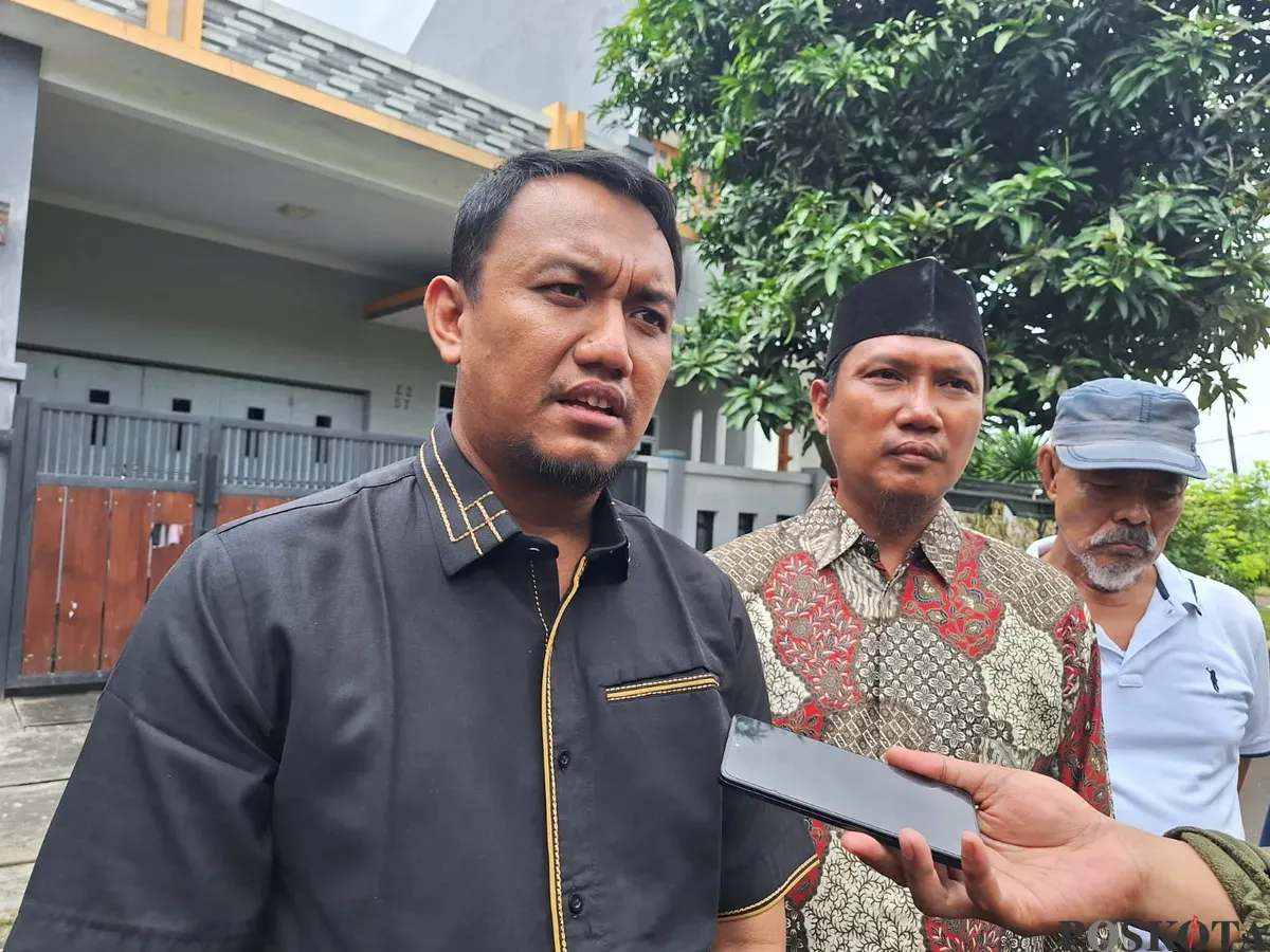 Anggota DPRD Kota Bekasi, Fraksi PKS, Muhammad Kamil (kemeja hitam) saat menanggapi kisruh tower BTS di Perum Telaga Mas, Minggu, 9 Februari 2025. (Sumber: Poskota/Ihsan Fahmi)