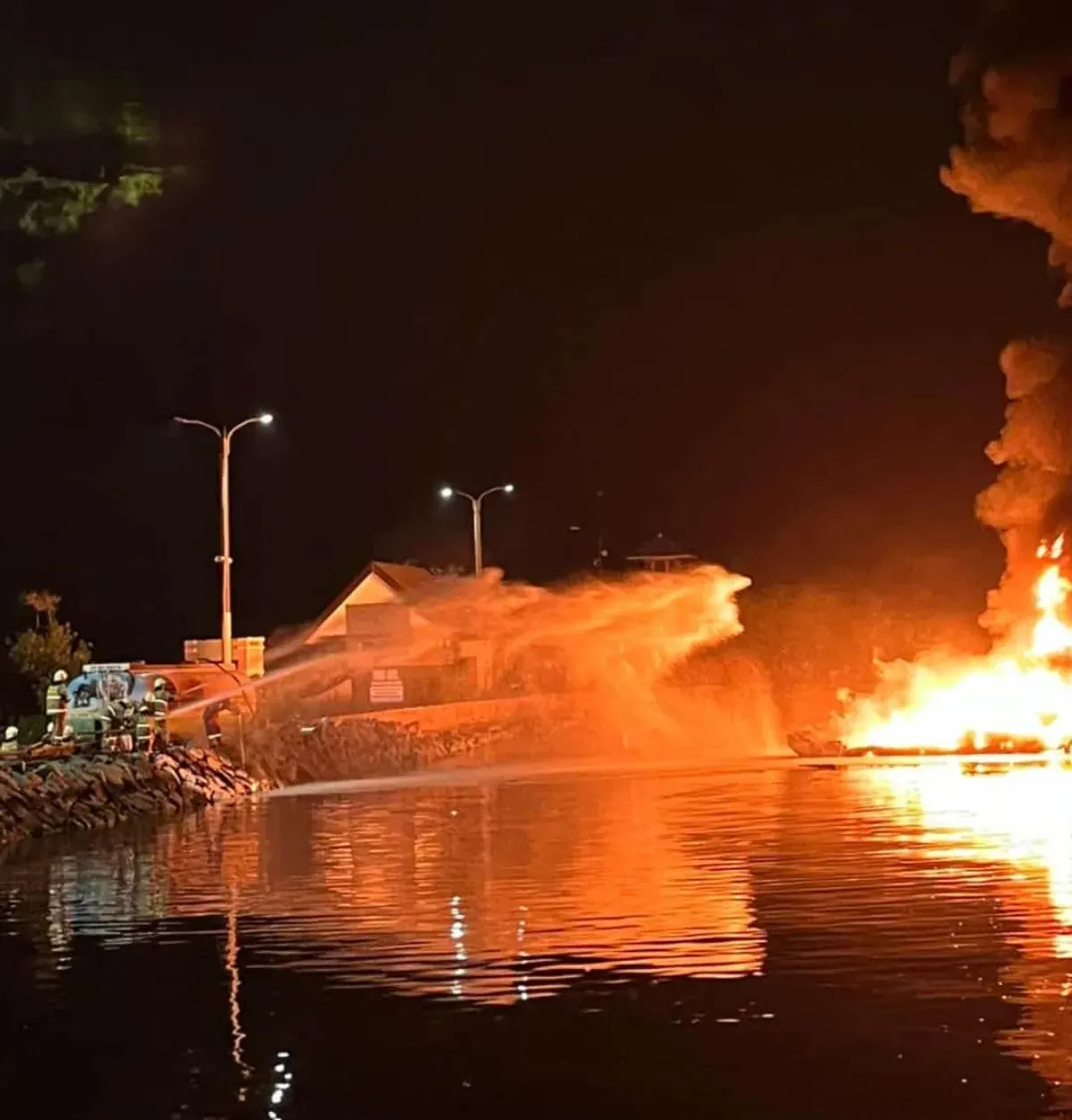 Kebakaran dua kapal KM Tenggiri di Dermaga 20 Ancol, Jakarta Utara, Sabtu, 8 Februari 2025. (Sumber: Dok. Damkar Jakarta Utara)