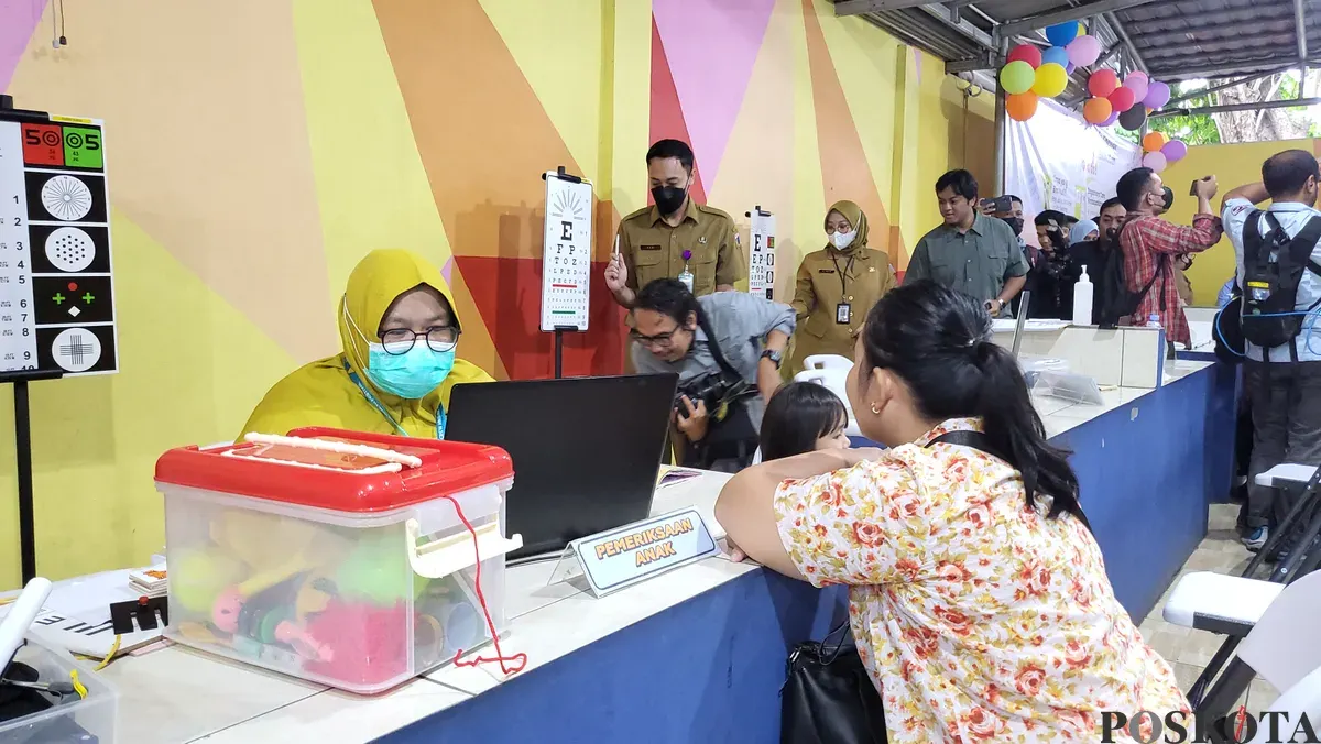 Warga saat cek kesehatan gratis di Puskesmas Cengkareng, Jakarta Barat, Senin, 10 Februari 2025.
