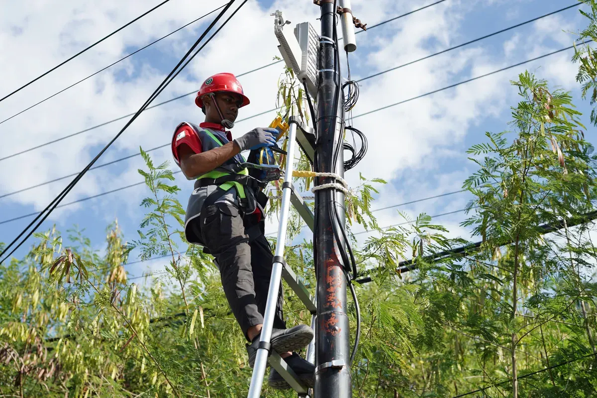 Teknisi resmi PT Telkom Akses saat membenahi kabel. (Sumber: Dok. Telkom)