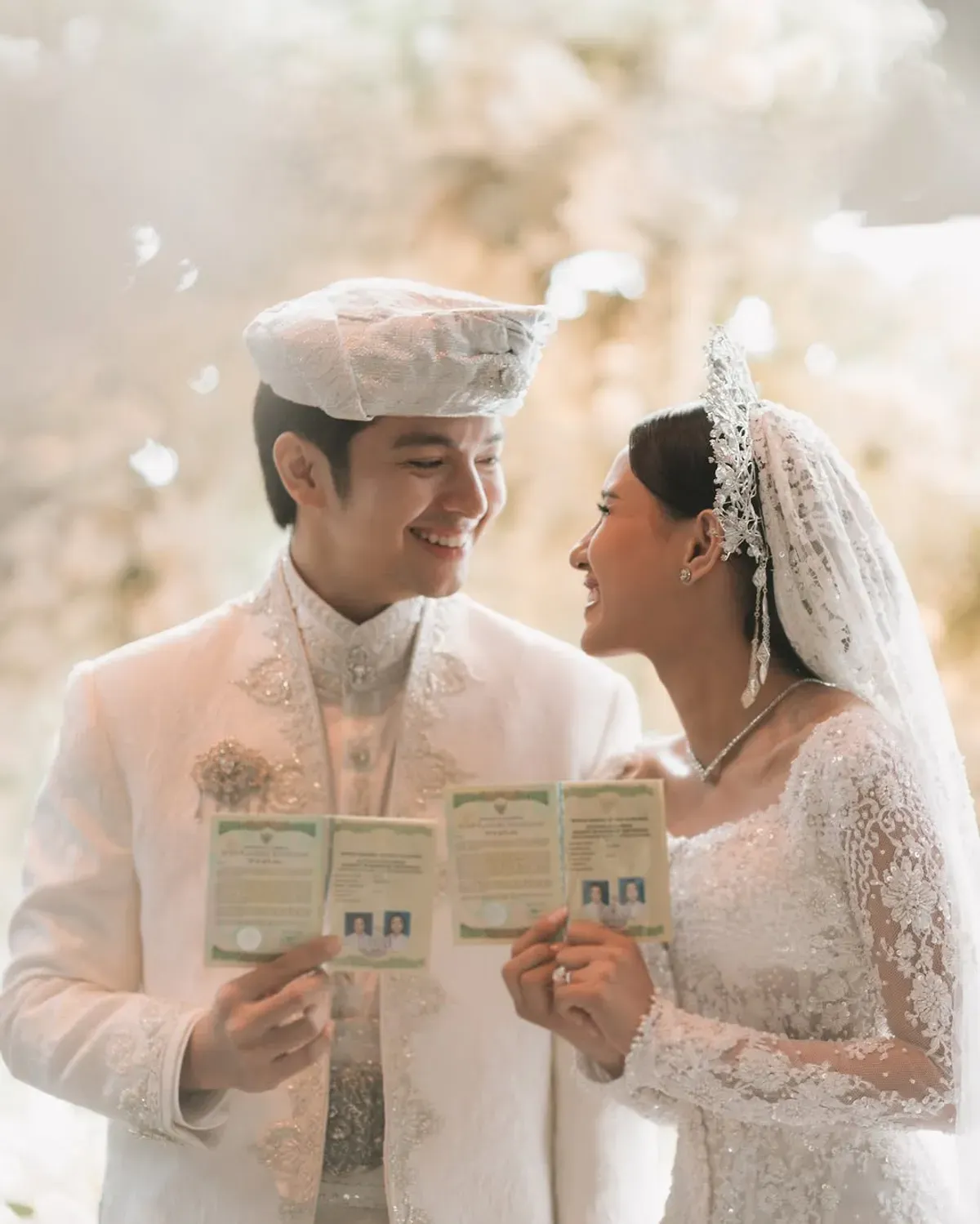 Aktor Angga Yunanda dan aktris Shenina Cinnamon pamer buku nikah. (Sumber: Instagram @Angga)