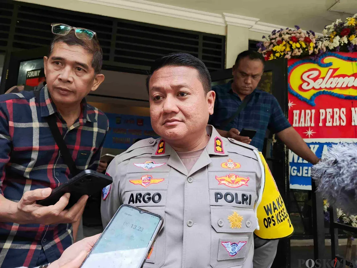 Wakil Direktur Lalu Lintas Polda Metro Jaya AKBP Argo Wiyono, siapkan skenario arus lalu lintas pada demo besar-besaran ojol. (Sumber: Poskota/Ali Mansur)