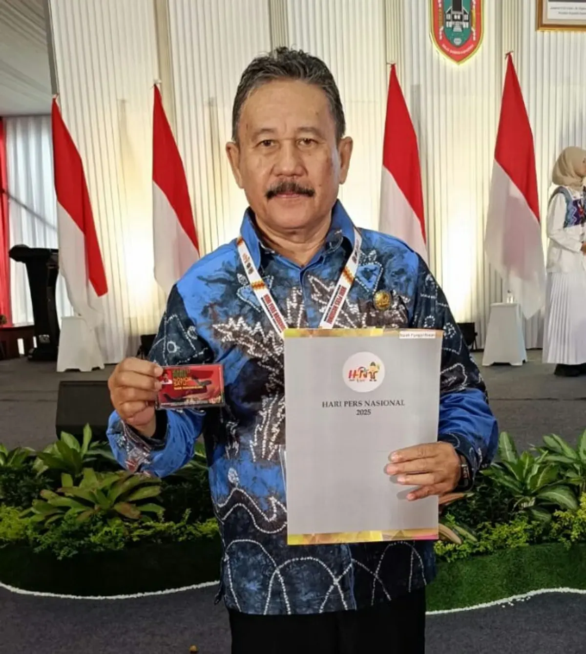 Wartawan Senior Naek Pangaribuan mendapatkan Kartu Pers Nomor Satu atau Press Card Number One (PCNO) di Hari Pers Nasional 2025 (Sumber: Dok. Pribadi)