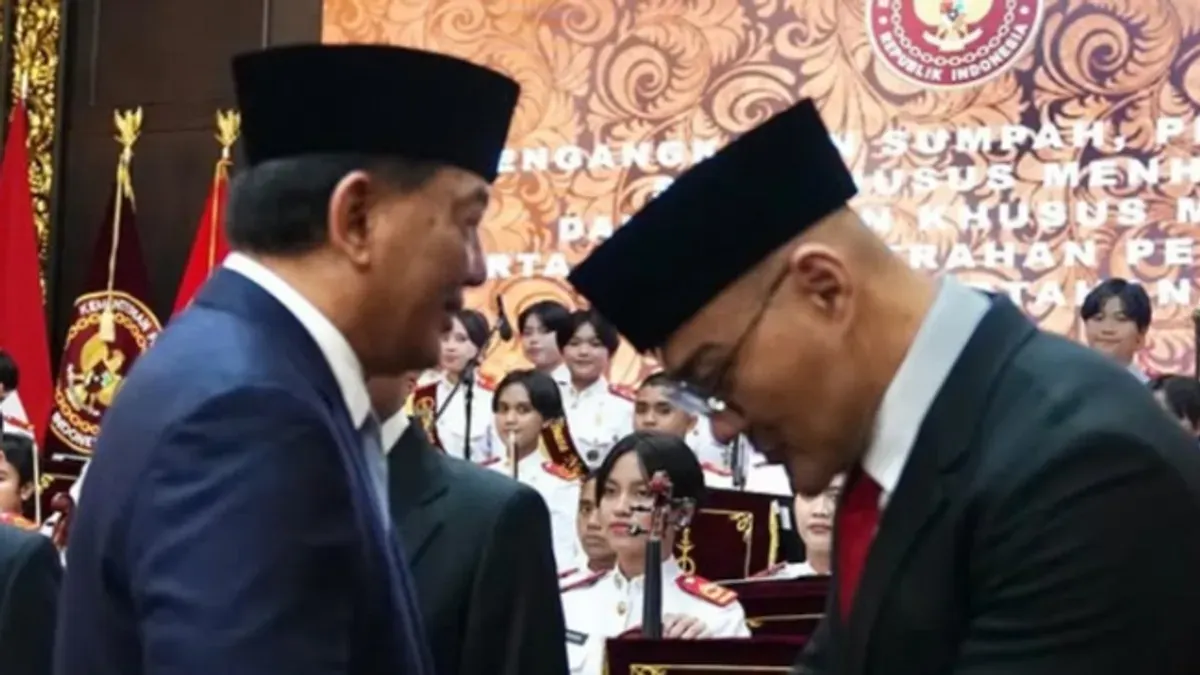 Deddy Corbuzier resmi dilantik Menhan Sajafrie Sjamsoeddin sebagai stafsus Menhan Bidang Komunikasi Sosial dan Publik hari ini, Selasa, 11 Februari 2025, di Kantor Kemenhan, Jakarta. (Instagram/@dc.menhan)