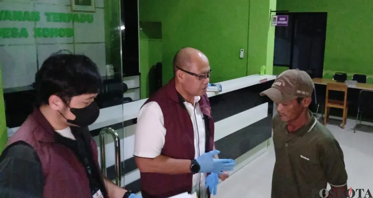 Anggota Bareskrim Polri saat melakukan penggeledahan kantor Desa Kohod, Kecamatan Pakuhaji, Kabupaten Tangerang, Senin, 10 Februari 2025 malam. (Sumber: Poskota/Veronica Prasetio)