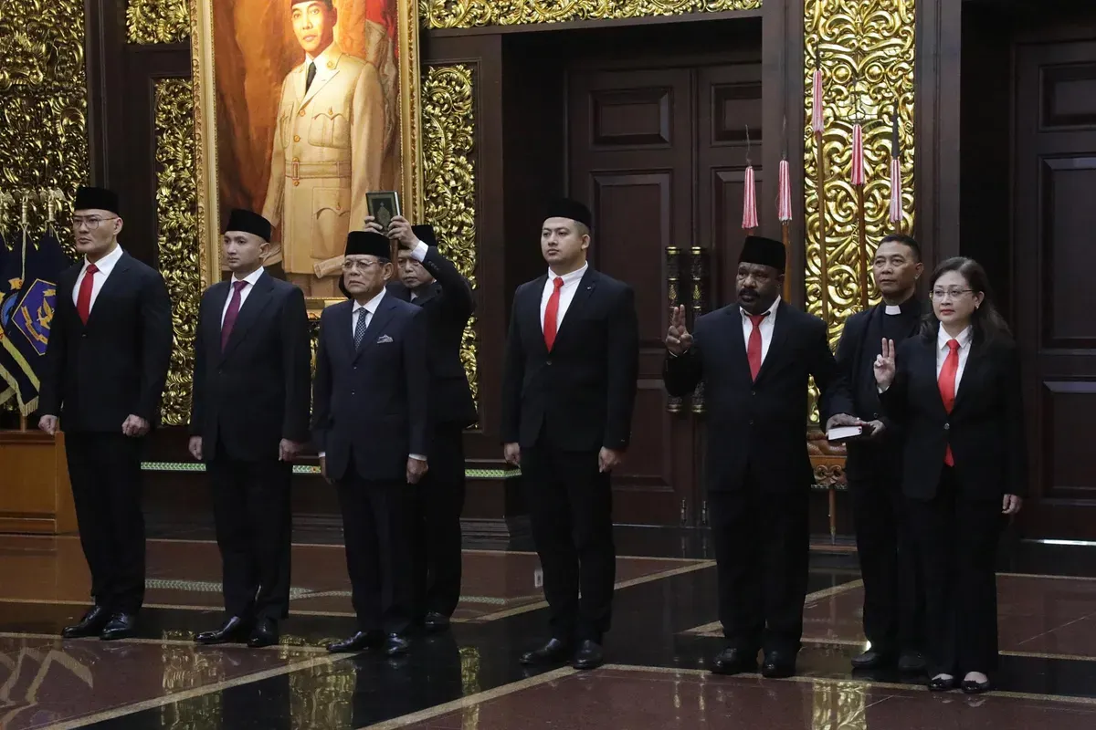 Beberapa Stafsus Menhan yang dilantik Selasa, 11 Februari 2025, termasuk Deddy Corbuzier. (Sumber: X/@sjafriesjams)