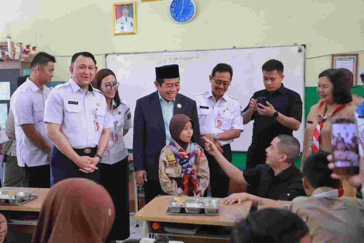 Pemprov bersama DPRD Jakarta, tinjau pelaksanaan MBG di SD Negeri 01, Cipulir, Jakarta Selatan. (Sumber: Poskota/Pandi Ramedhan)