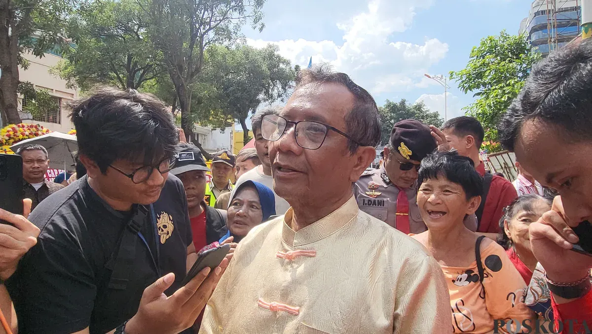 Mantan Menteri Polhukam RI, Mahfud MD saat menghadiri Cap Go Meh di Pancoran China Town, Jakarta Barat, Rabu, 12 Februari 2025. (Sumber: Poskota/Pandi Ramedhan)