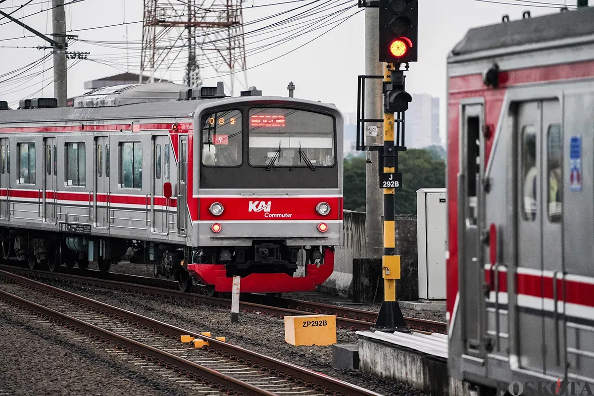 Sejumlah penumpang commuter line menunggu kedatangan kereta di peron 9,10,11 dan 12, Stasiun Manggarai, Jakarta, Senin, 10 Februari 2025. (Sumber: Poskoata/ Bilal Nugraha Ginanjar)