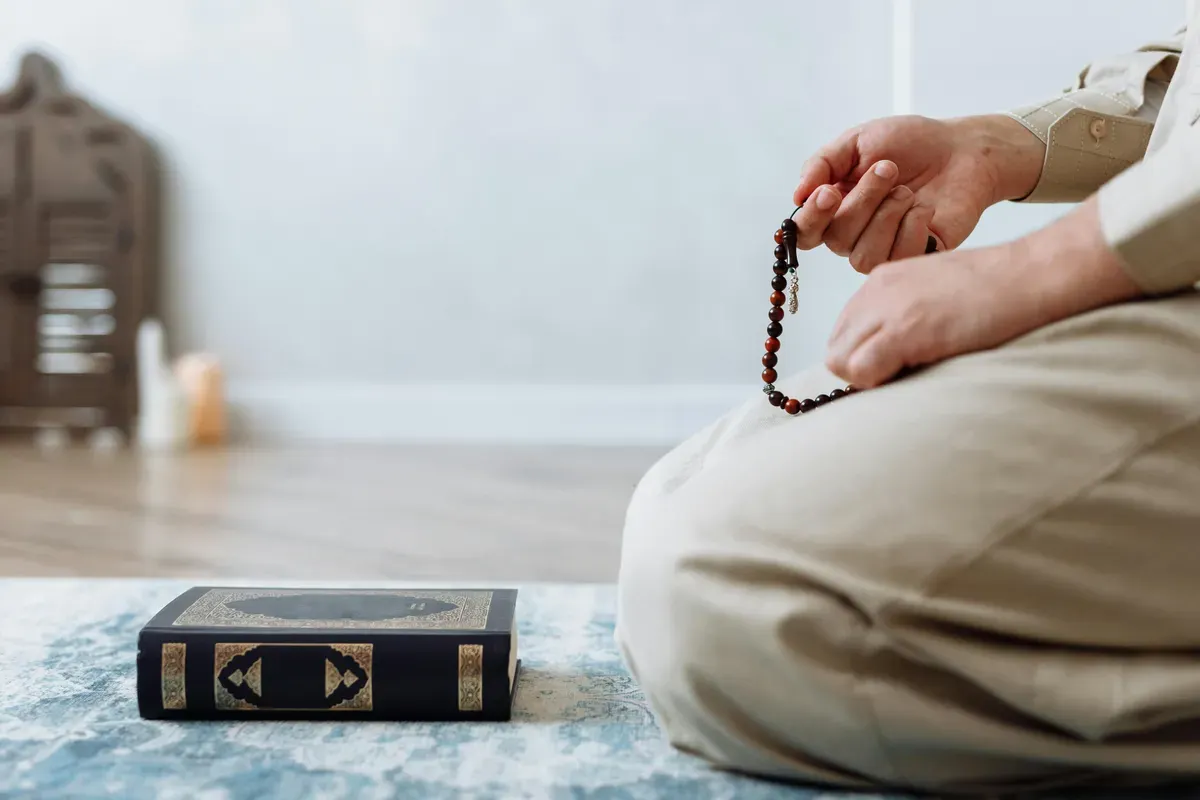 Malam Nisfu Syaban 2026 menjadi momentum persiapan Ramadan. Ketahui jadwal lengkap, hukum sholat Nisfu Syaban, waktu terbaik ibadah, dan niat sholat sunnah. (Sumber: Pexels/Thirdman)
