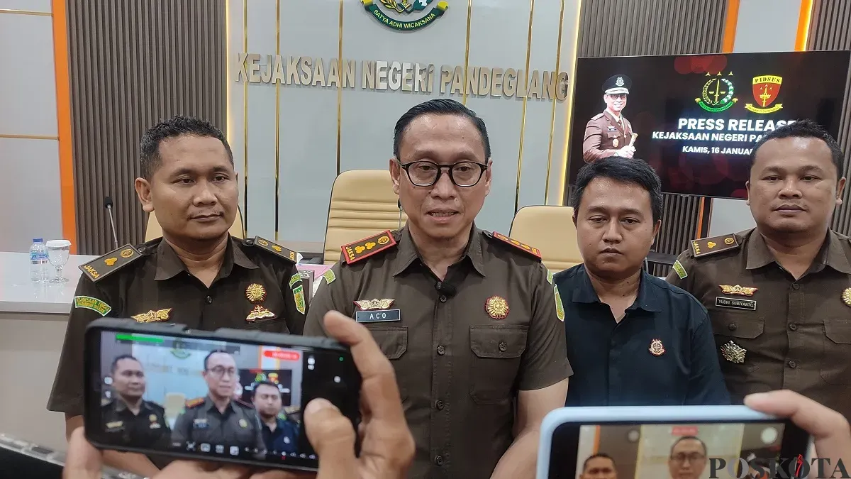 Kepala Kejaksaan Negeri Pandeglang, Aco Rahmadi Jaya, saat memberikan keterangan terkait penangkapan buron kasus korupsi. (Sumber: Poskota/Samsul Fatoni)