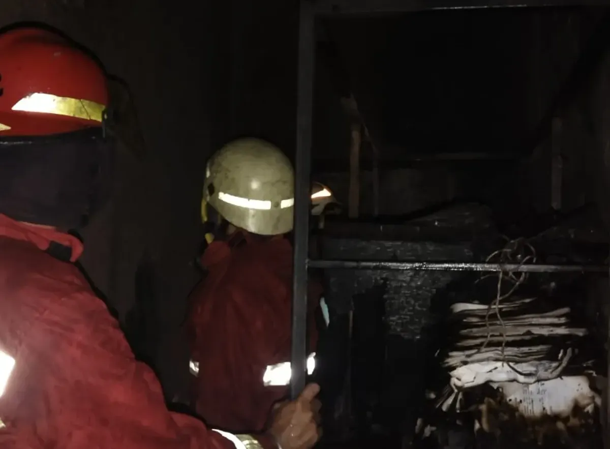 Petugas pemadam kebakaran saat memadamkan api di ruangan Kanit Reserse Polsek Ciputat. (Sumber: Dok. BPBD Kota Tangsel)