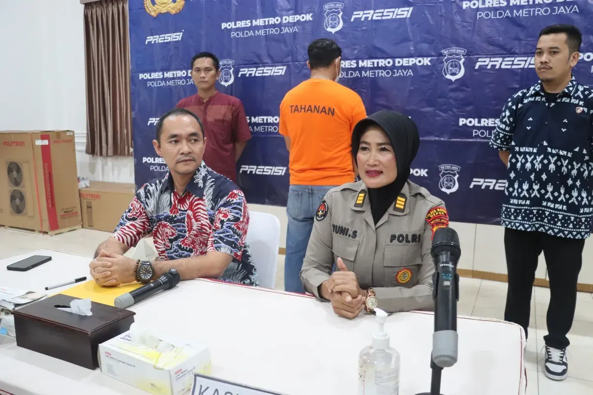 Kasat Reskrim Polres Metro Depok AKBP Zendrato didampingi Kasie Humas AKP Yuni mengungkap kasua pengoplosan beras bulog ke bermerek, Jumat, 14 Februari 2025. (Sumber: Dok. Humas Polres Metro Depok)