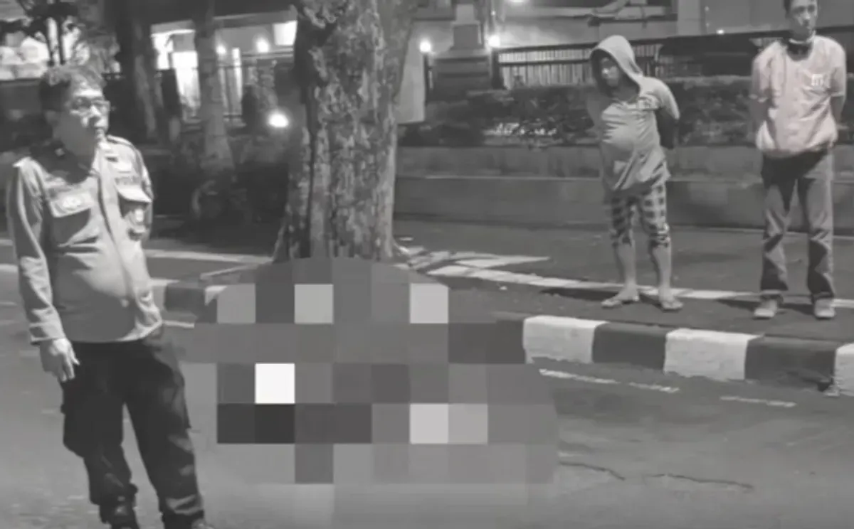 Petugas kepolisan dan warga tengah melakukan evakuasi warga yang tewas akibat terpental ke aspal gara-gara jalan berlubang di Semarang. (Sumber: Capture media sosial @kejadianseputarsemarang)