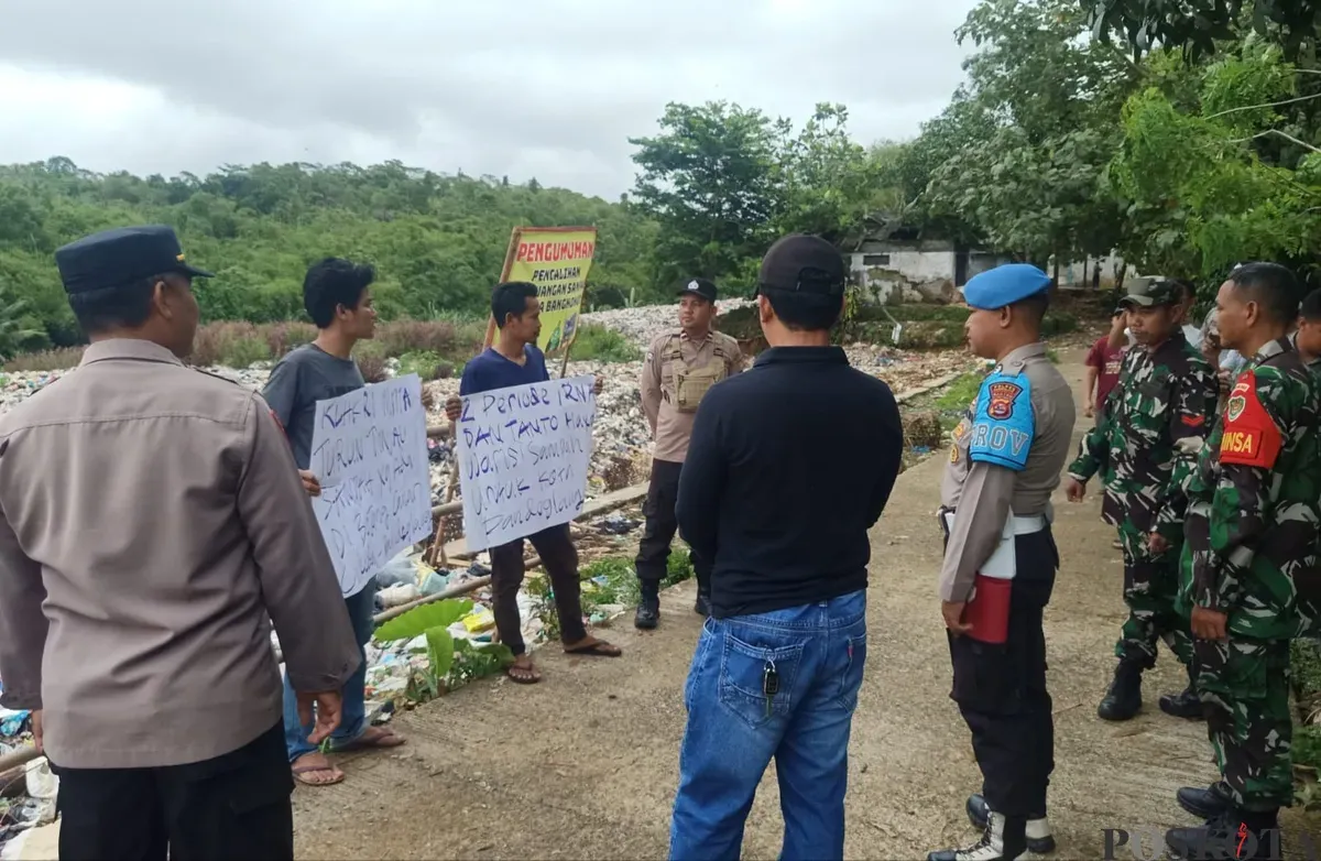 Sejumlah aktivis AMIRA Pandeglang saat melakukan aksi demo di TPA Bojongcanar di Kampung Lame Luhur, Kecamatan Cikedal. (Sumber: Poskota/Samsul Fatoni)