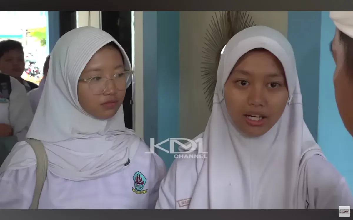 Tak takut, siswi asal Cirebon melaporkan pungli yang terjadi di sekolah pada Gubernur Dedi Mulyadi. (Sumber: Youtube/Kang Dedi Mulyadi Channel)