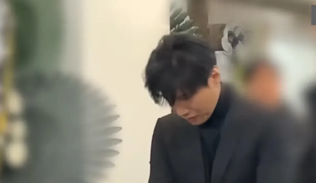 Won Bin hadiri pemakaman Kim Sae Ron, ini kisah kedekatan keduanya yang berawal dari main film bareng. (Sumber: Youtube/Yonhap News TV)