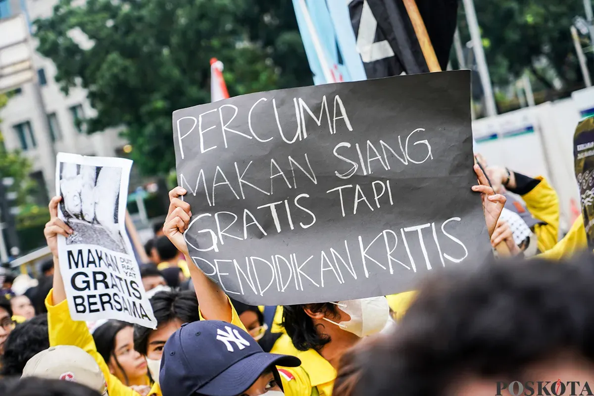 Mahasiswa dari berbagai kampus yang tergabung dalam Badan Eksekutif Mahasiswa Seluruh Indonesia (BEM-SI) menggelar aksi unjuk rasa serentak di sekitar Patung Arjuna Wijaya, Jakarta, Senin, 17 Februari 2025. (Sumber: Poskota/Bilal Nugraha Ginanjar)