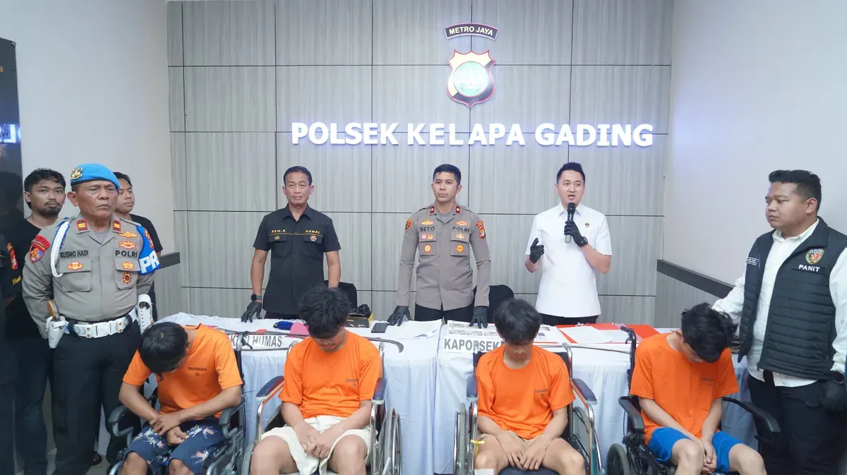 Kapolsek Kelapa Gading, Kompol Seto Handoko didampingi Kanit Reskrim dan Kasihumas AKP Ken dalam menggelar para pelaku begal dan barang bukti hasil kejahatan di Mapolsek Kelapa Gading, Senin 17 Februari 2025. (Dok Mapolsek Kelapa Gading)