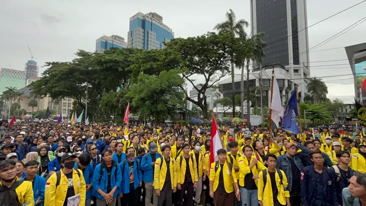 Ratusan mahasiswa melakukan aksi demostasi bertajuk Indonesia Gelap di Patung Kuda, Jakarta Pusat. (Sumber: X/@jackjackparrr)