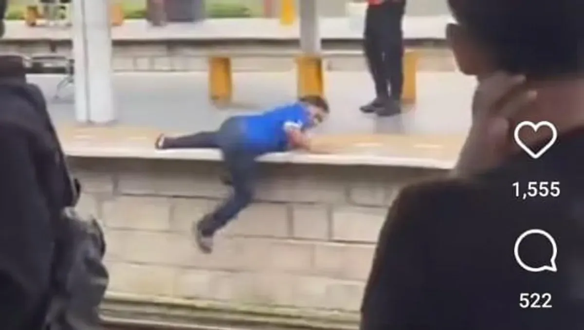 Pria menganakan jersey persib dikejar di Stasiun Jatinegara. (Sumber: Tangkapan Layar)