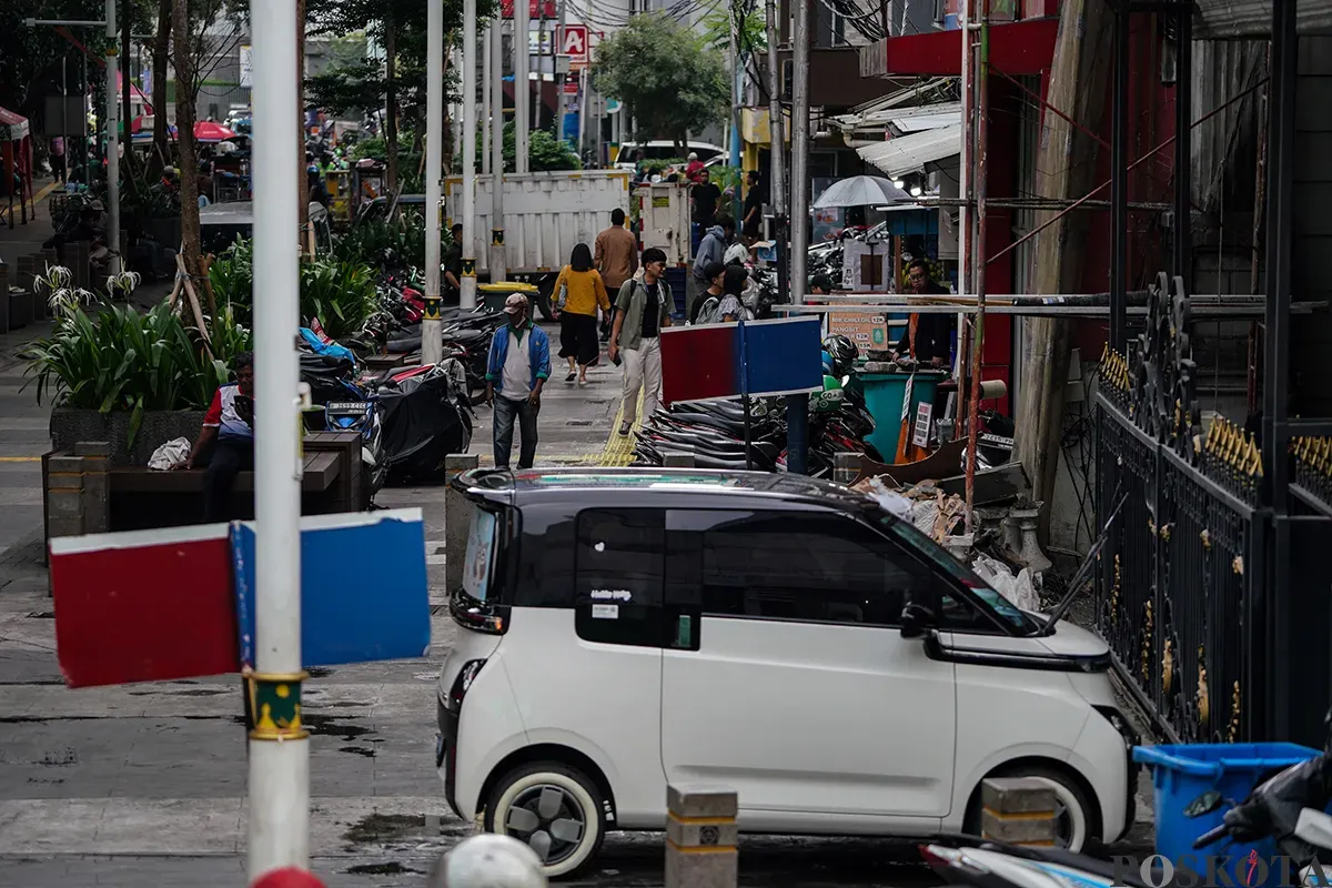 Sejumlah sepeda motor terlihat parkir sembarangan di area trotoar pejalan kaki dan bahu jalan di kawasan Jalan Blora, Jakarta, Selasa, 18 Februari 2025. (Sumber: Poskota/Bilal Nugraha Ginanjar)