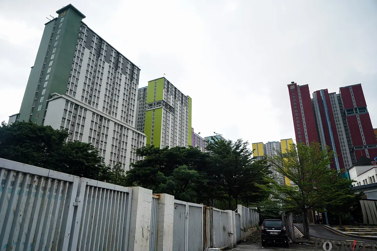 Gedung Wisma Atlet yang berdiri kokoh namun tak berpenghuni di kawasan Kemayoran, Jakarta, Selasa, 18 Februari 2025. (Sumber: Poskota/Bilal Nugraha Ginanjar)