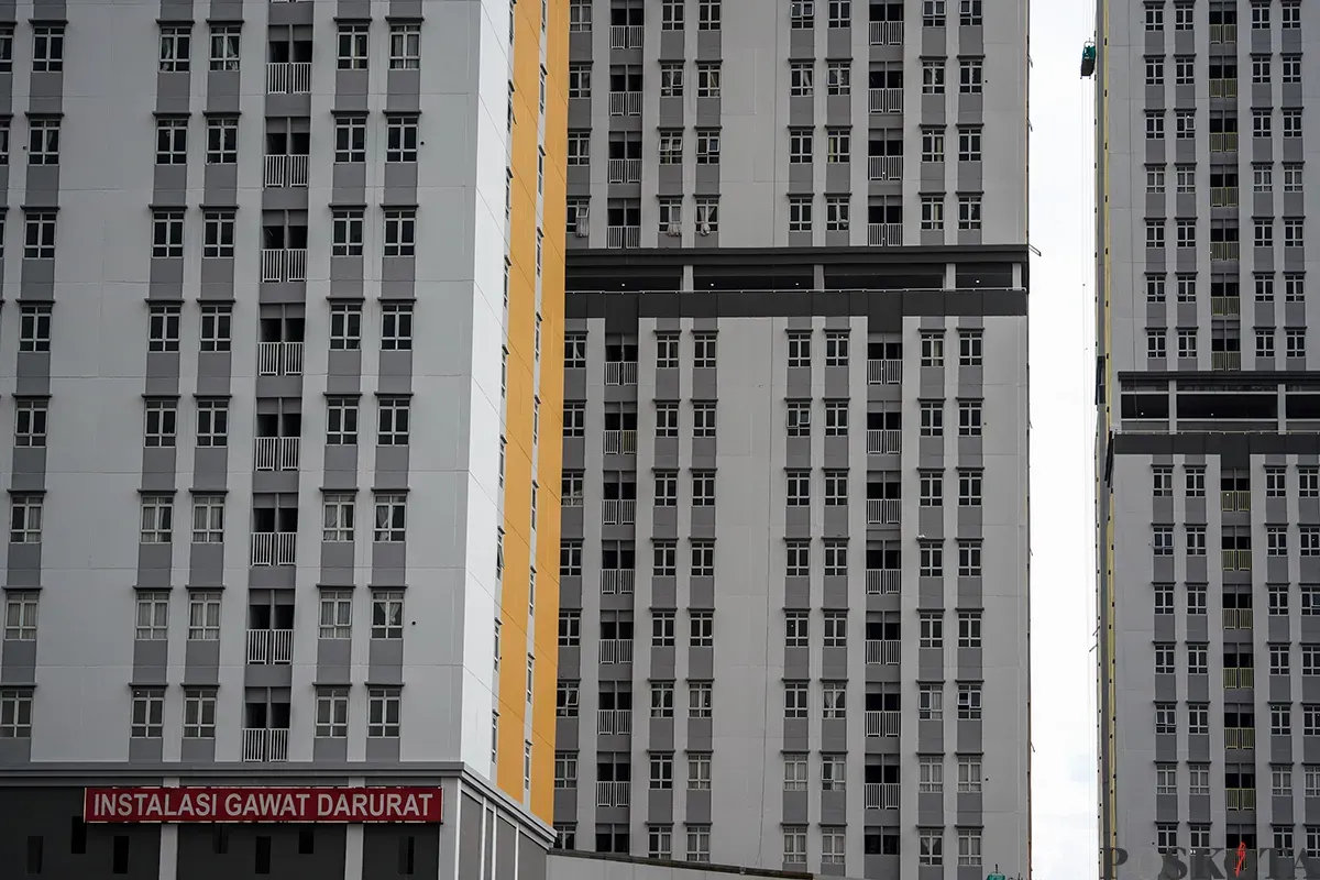 Gedung Wisma Atlet yang berdiri kokoh namun tak berpenghuni di kawasan Kemayoran, Jakarta, Selasa, 18 Februari 2025. (Sumber: Poskota/Bilal Nugraha Ginanjar)