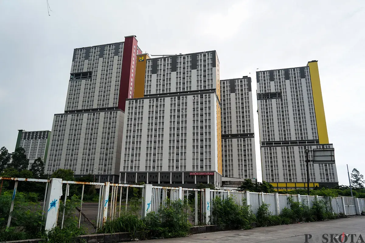 Gedung Wisma Atlet yang berdiri kokoh namun tak berpenghuni di kawasan Kemayoran, Jakarta, Selasa, 18 Februari 2025. (Sumber: Poskota/Bilal Nugraha Ginanjar)