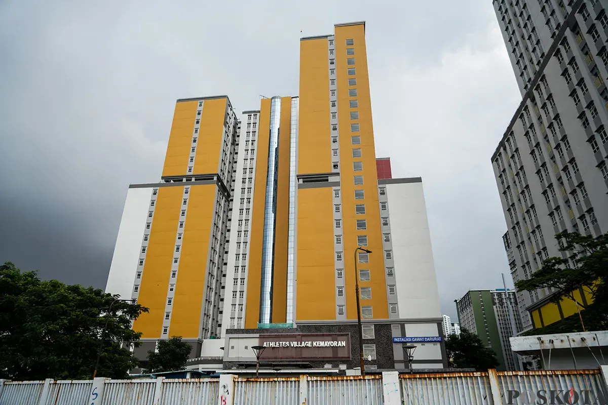 Gedung Wisma Atlet yang berdiri kokoh namun tak berpenghuni di kawasan Kemayoran, Jakarta, Selasa, 18 Februari 2025. (Sumber: Poskota/Bilal Nugraha Ginanjar)