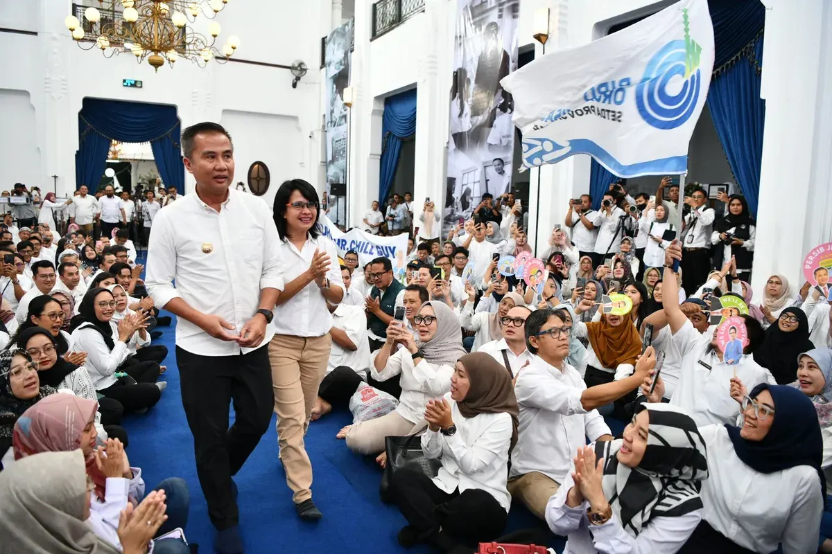 Pj. Gubernur Jabar, Bey Machmudin mendapatkan sambutan dari JPT dan keluarga besar Setda Jabar di Aula Barat Gedung Sate, Kota Bandung, Rabu, 19 Februari 2025. (Sumber: Dok. Biro Adpim Jabar)
