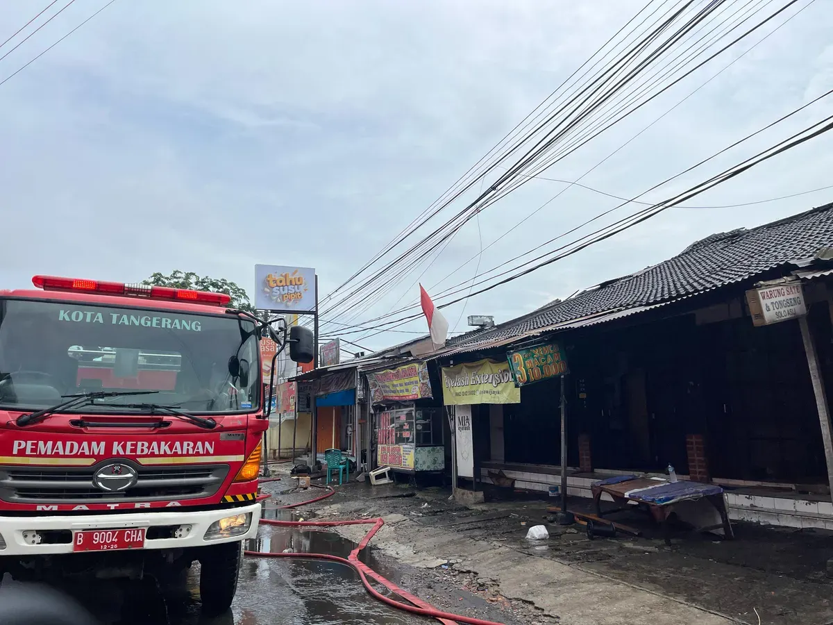 Mobil pemadam kebakaran (damkar) dikerahkan untuk memadamkan api yang melalap 8 bangunan di Jalan Beringin, Kecamatan Cibodas, Kota Tangerang terbakar pada Rabu, 19 Februari 2025. (Sumber: Dok. BPBD Kota Tangerang)