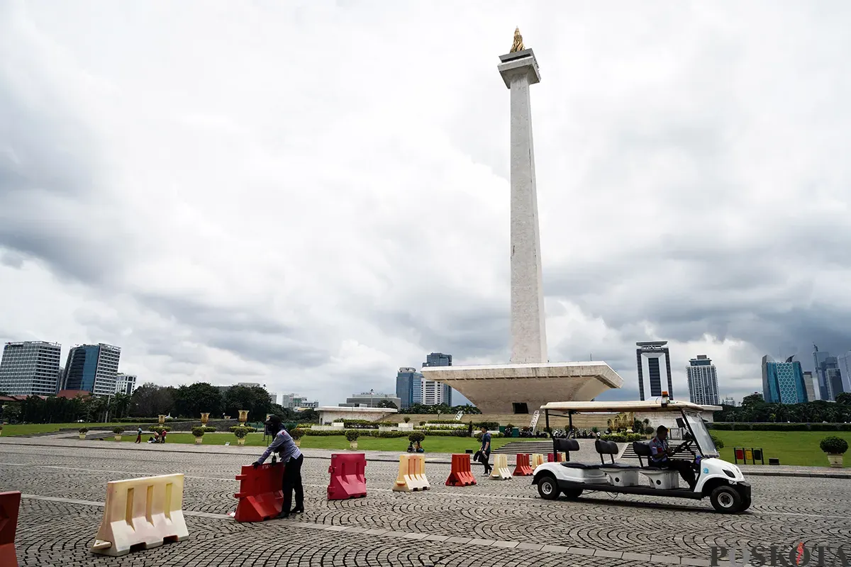 Petugas Unit Pengelola Kawasan (UPK) Monumen Nasional (Monas) berjaga di kawasan Monumen Nasional, Jakarta, Rabu, 19 Februari 2025. (Sumber: Poskota/Bilal Nugraha Ginanjar)